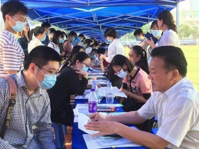 搭“鹊桥”、引才智！梅州医疗卫生机构赴穗招聘，为“健康梅州”“把脉开方”