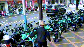 街头“狂虐”共享单车！推倒，再猛踹一脚！这老人如此“任性”？