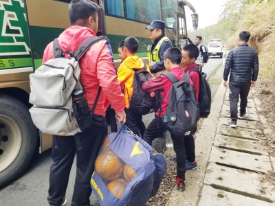 大巴车“搁浅”梅河高速，车内33名足球小将上演一场不比球技的“比赛”...