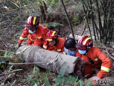 记得全身被困水泥涵管的老人吗？大晚上，家属竟通过村干部“找上门来”...