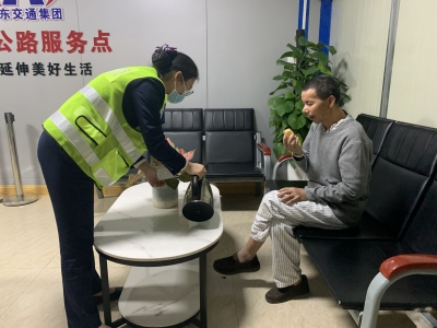 傍晚，一穿着病号服的老人要上高速公路...没事故，但有故事！
