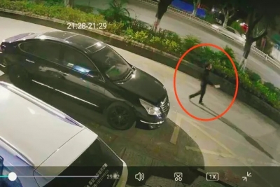 一男子酒后砸店拿菜刀，连砍路边5辆汽车…