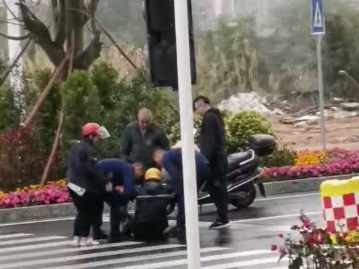 雨天路滑，外卖小哥不慎摔倒，这时温暖的一幕发生了…