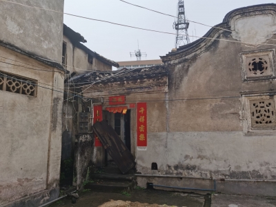 梅城一老屋屋顶被烧穿，疑似老人随手扔烟头引发？