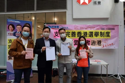 香港市民街站签名支持全国人大完善特区选举制度