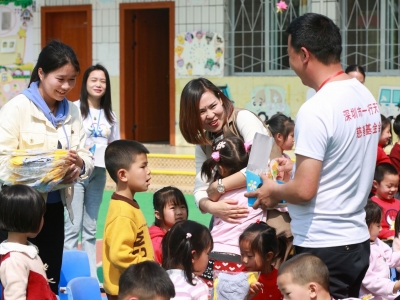 捐赠爱心园服 播撒幸福希望！平远10所幼儿园获赠园服千套