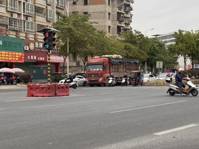 要在路口斑马线前“百米冲刺”？市民：绿灯太短，好“难过”！