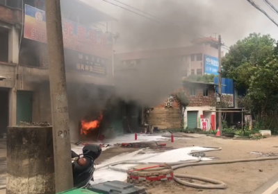店铺着火门却打不开！紧急之下，店主倒车撞了上去...