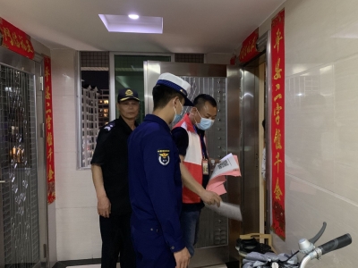 这个夜晚，他们在这里科普和清除楼道障碍...