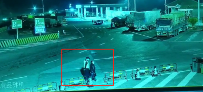 夫妻吵架 ，女子竟走上高速“拦车”！路政“金牌调解员”出现了...