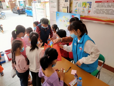 梅县区新城办开展志愿服务活动，关爱守护留守儿童！