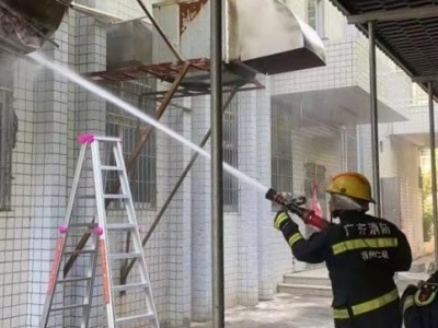 梅江区一厨房烟囱失火浓烟滚滚，关键时刻，他们挺身而出！