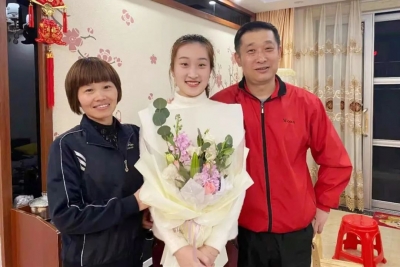 一声“警嫂”一生情！因公牺牲民警李小平遗孀张莉柔肩筑后盾