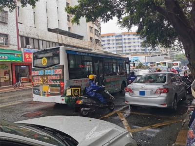 排“长龙”，“夹缝”中穿行！梅县区这条路段车辆“横行霸道”