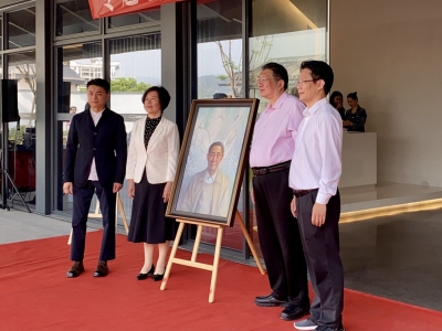 中国农工民主党中央联络委考察团来梅考察，给林风眠纪念馆带了这份礼物