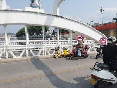 是谁？在桥面停车