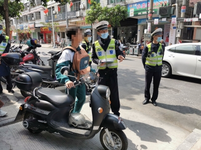 危险远大于方便！交警蜀黍布点严查严纠这种行为...