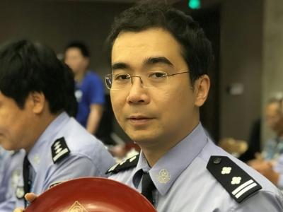 梅州市公安文联副秘书长黄俊：专注集邮三十年！把爱好“玩”成专业