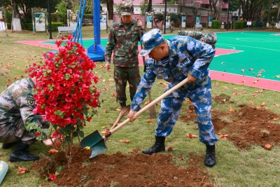 为训练场添绿意！梅州军分区开展植树活动