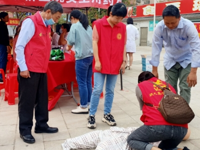 将健康服务送到家门口！梅县区扶大高管会接过“雷锋火炬”...