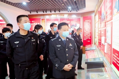 在这里，梅县区公安分局公安民警上了一堂廉政课