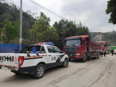 错峰严查，2辆超载货车被依法查扣