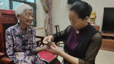 她，用爱心和言行诠释着“孝”与“爱”的真义