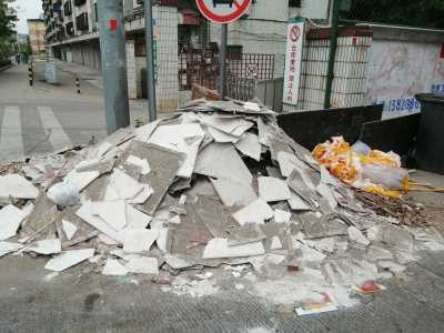 梅城环市北路一路口现“垃圾山”，还长出杂草！附近居民很是苦恼...