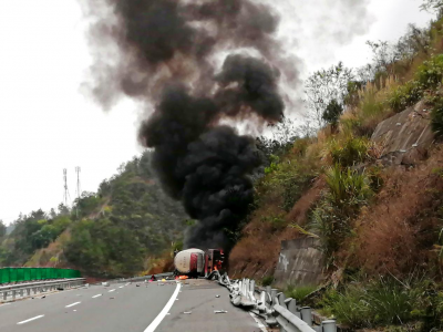 突发！梅大高速一辆水泥罐车侧翻着火...
