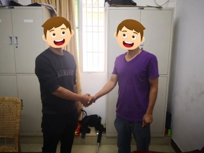 路怒、拦车、打人、手机摔坏...最后，在派出所里认老乡！