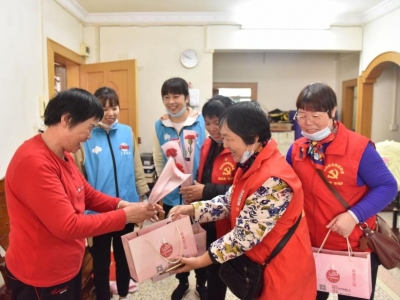将关爱和问候送到老党员心中！“女神节”，她们这样过...