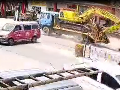 触目惊心！板车刹车失灵撞到一摩托车...