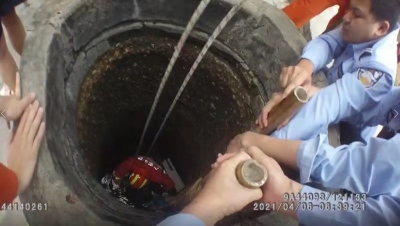 老妇失足坠井，关键时刻，他们出手了...