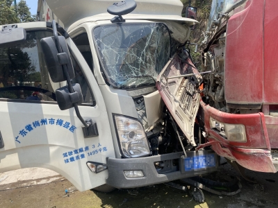 车头变形，司机被困！城北两辆大货车“亲吻”，消防紧急救援......