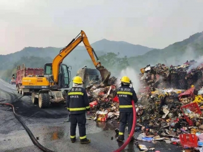 货车线路老化，高速路上自燃，惊险！幸好有他们…