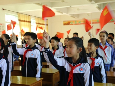 点燃爱国情怀！梅江区长沙镇开展“童心向党•我向党旗敬个礼” 主题活动 