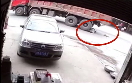 老人被货车卷进车底碾压身亡！视频监控记录了这一惨痛瞬间