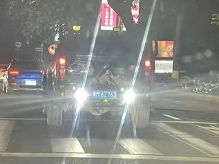 改装车灯把“黑夜闪成白天”？交警蜀黍：过来接受处理！