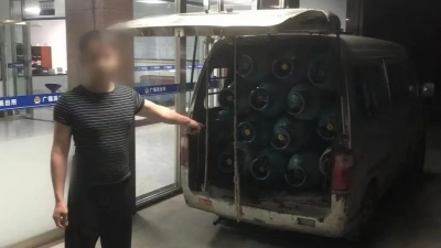 “移动炸弹”上路，警察蜀黍都看呆了！