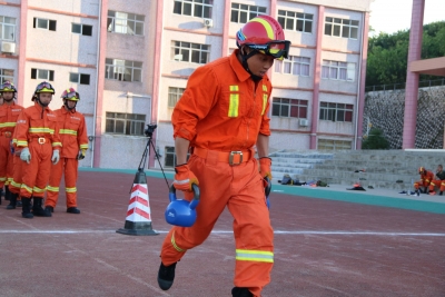 从刚入伍的“刺头儿”到功绩奖章挂满墙的“全优生”，他是这样蜕变的！