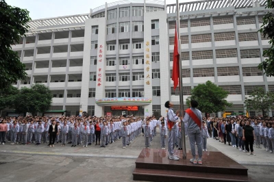 做爱国少年！升国旗！