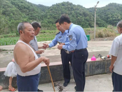 手指卡在铁管内无法拔出，越来越痛...五华民警“出手”了