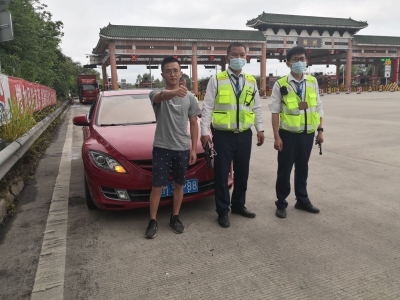 小车“罢工”，天汕高速工作人员机智“排障”