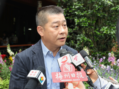 省工商联副主席、金利来集团有限公司董事局主席曾智明：“我相信工商联的企业家们可以在梅州找到商机！”