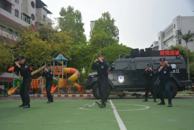 警察蜀黍和装甲车进了梅江区这所幼儿园，小伙伴们都看呆了