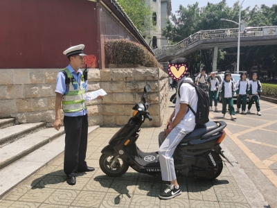 骑上我心爱的小摩托，上学去啦...交警蜀黍：下车写检讨