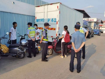 @梅州学生们 交警蜀黍有话说：无证驾驶摩托车电动车上下学，违法且不安全！