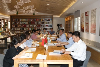 余其豹参加所在党支部组织生活会并讲党课