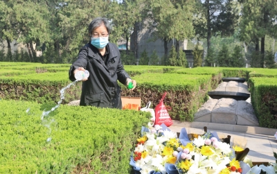 一抔家乡土，告慰英烈魂！长眠晋冀鲁豫烈士陵园的萧迅烈士，家乡人来了...