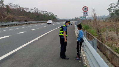 12岁小男孩脚踩拖鞋徒步上高速，“我要找在外打工的爸爸...”